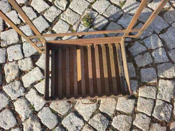 altes Metallgestell mit Ablage und Schublade, super Deko