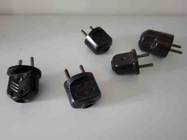 alter schwarzer Bakelit Stecker Gerätestecker