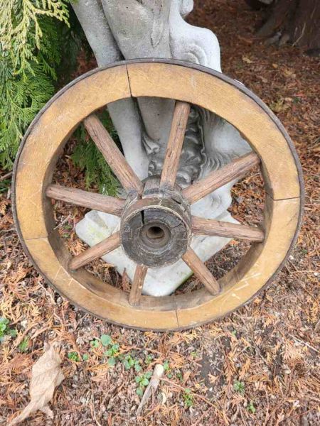 altes Schubkarrenrad, Wagenrad, Holzrad, Rad, mit Nabe, Speichenrad. Karrenrad