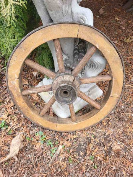 altes Schubkarrenrad, Wagenrad, Holzrad, Rad, mit Nabe, Speichenrad. Karrenrad