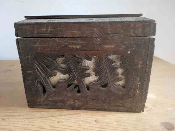 alte Holzkiste um 1890, handgeschnitzt, Jagdmotiv, Truhe