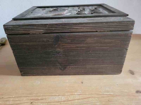 alte Holzkiste um 1890, handgeschnitzt, Jagdmotiv, Truhe