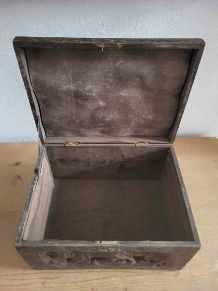 alte Holzkiste um 1890, handgeschnitzt, Jagdmotiv, Truhe