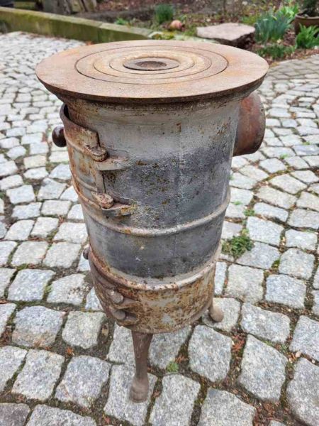 alter antiker Holzofen um 1880, Ofen, Kohleofen, Gußofen. Top