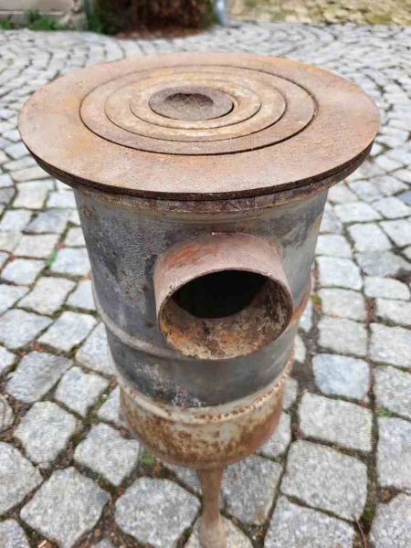 alter antiker Holzofen um 1880, Ofen, Kohleofen, Gußofen. Top