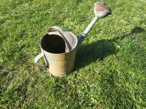 alte Zinkgießkanne, 8 Liter mit Tülle