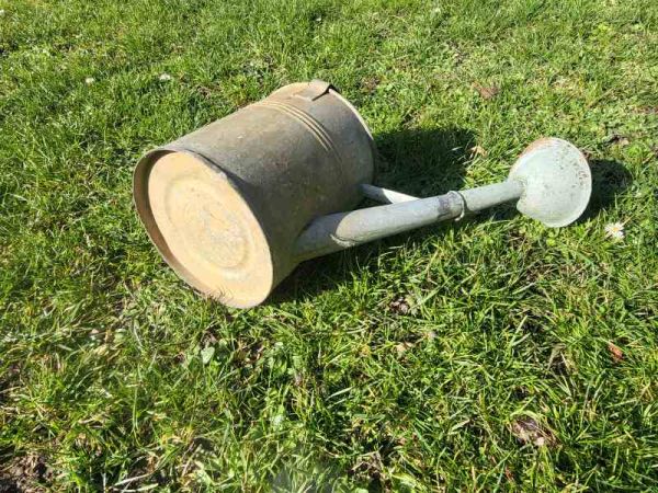 alte Zinkgießkanne, 8 Liter mit Tülle