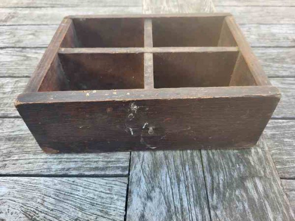 urige alte Schublade aus einem Werkstattschrank, Schubkasten, Holzschublade