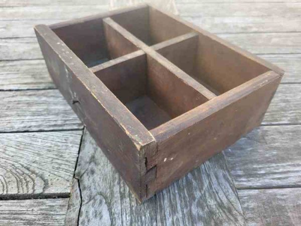 urige alte Schublade aus einem Werkstattschrank, Schubkasten, Holzschublade