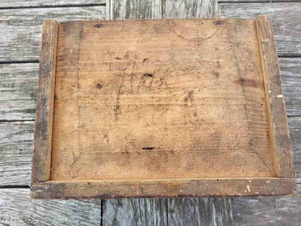 urige alte Schublade aus einem Werkstattschrank, Schubkasten, Holzschublade