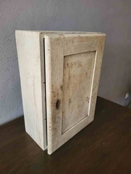 alter Medikamentenschrank, Hängeschrank, Erste Hilfe Schrank