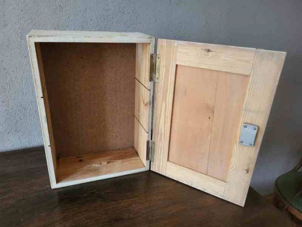 alter Medikamentenschrank, Hängeschrank, Erste Hilfe Schrank