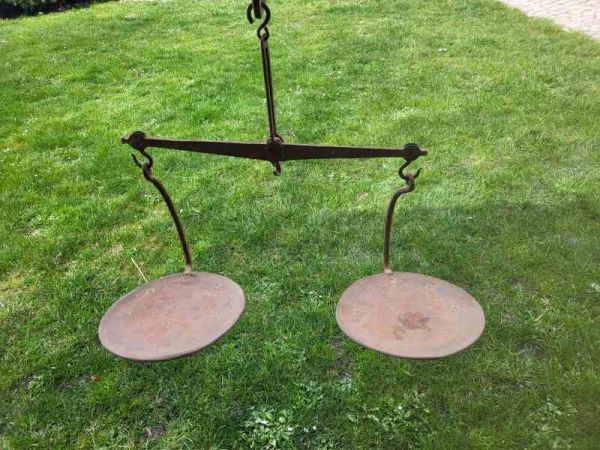 sehr alte Waage, Hängewaage, Krämerwaage, Blumenampel, Balkenwaage