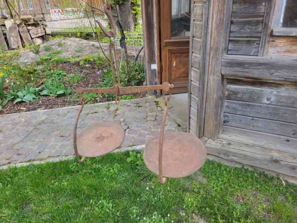 sehr alte Waage, Hängewaage, Krämerwaage, Blumenampel, Balkenwaage