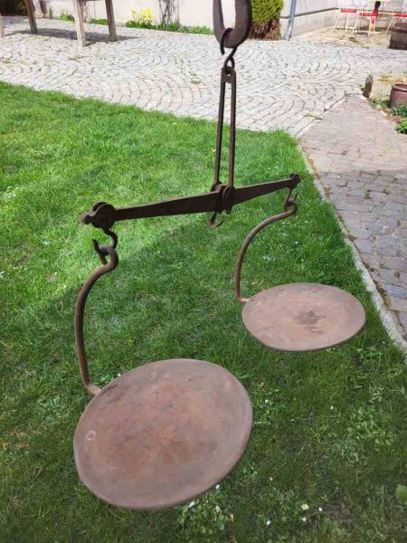 sehr alte Waage, Hängewaage, Krämerwaage, Blumenampel, Balkenwaage