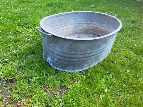 alte Zinkwanne, Wanne, Badewanne, Waschwanne, Pflanzgefäß
