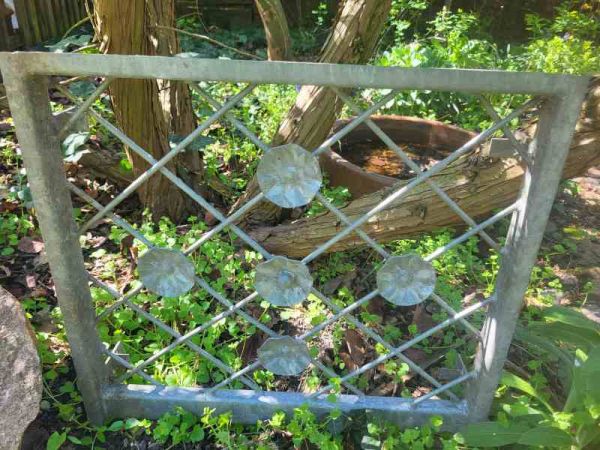 verzinktes Gitter, Fenstergitter, mit Blumenmotiv Dekoration