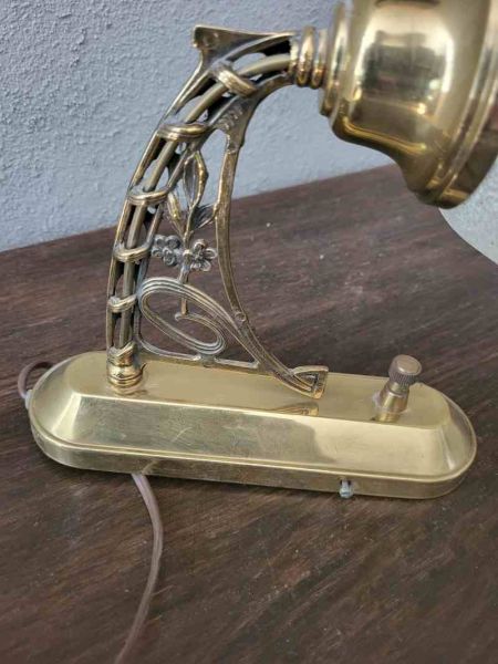 ältere Wandlampe mit Messinghalter