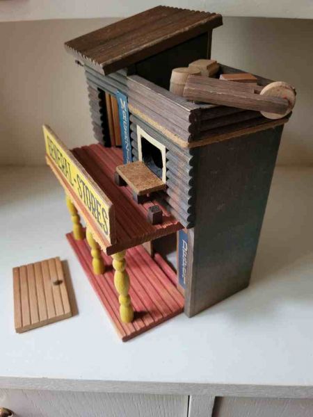 Gebäude / Gemischtwarenladen